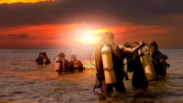 Group prepares for night dive